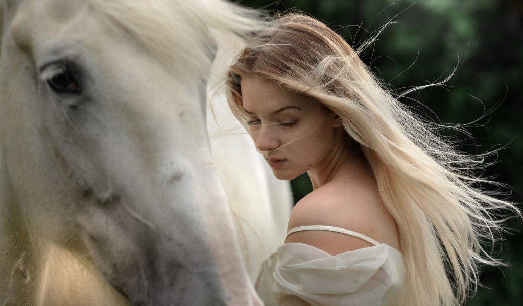 Красивая длинноволосая блондинка с конем