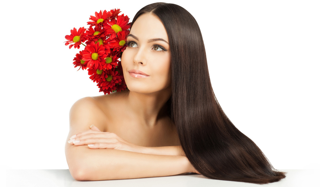 Красивая длинноволосая девушка шатенка с букетом хризантем на белом фоне