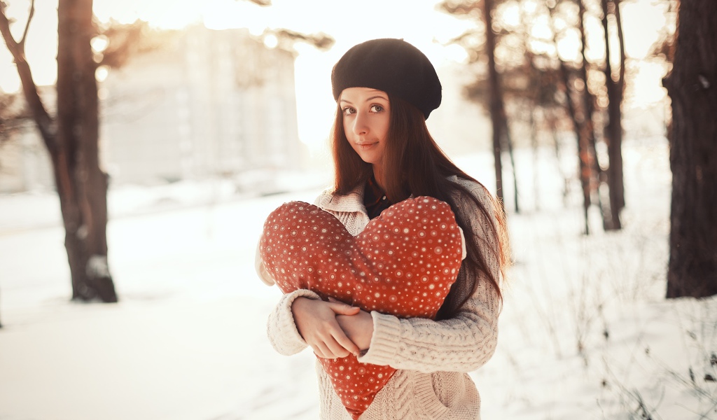 Красивая длинноволосая шатенка с игрушечным сердцем 