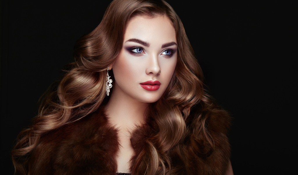 Красивая длинноволосая шатенка с голубыми глазами