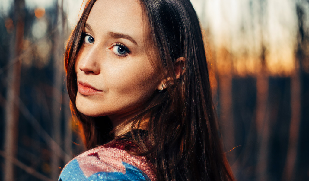 Красивая длинноволосая девушка с голубыми глазами