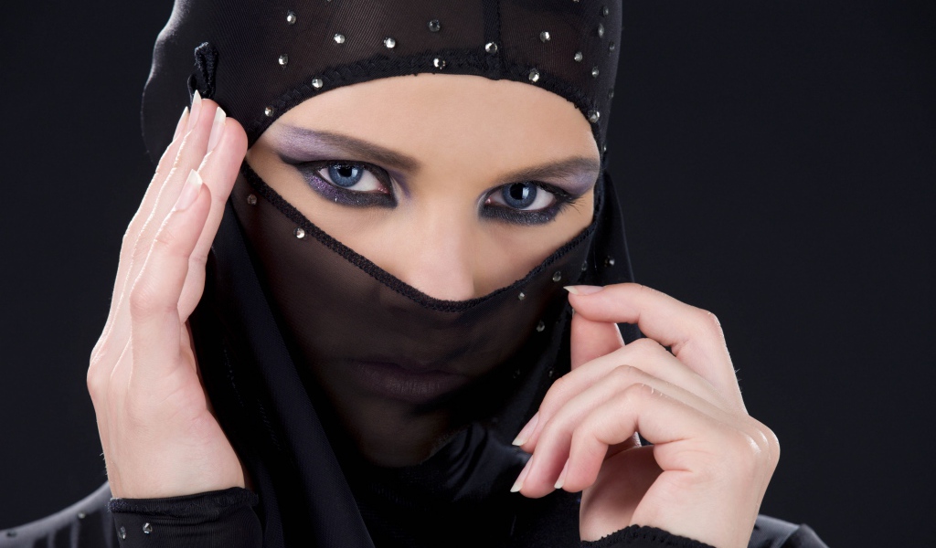 Красивая восточная девушка в черной парандже