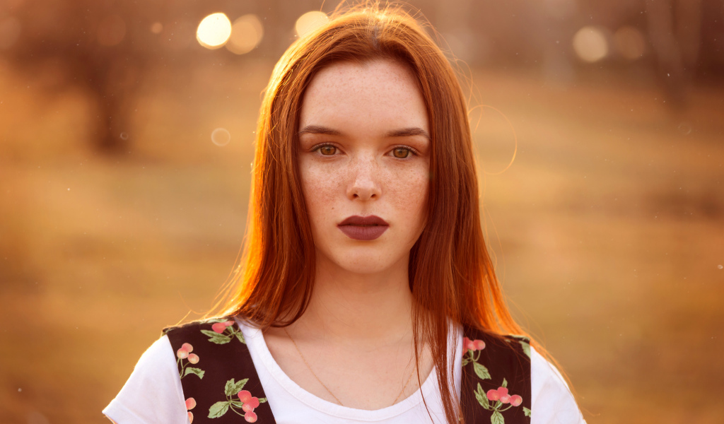 Красивая рыжеволосая яркая девушка с веснушками
