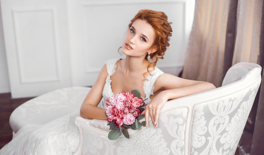 Красивая рыжеволосая девушка невеста с розовым букетом