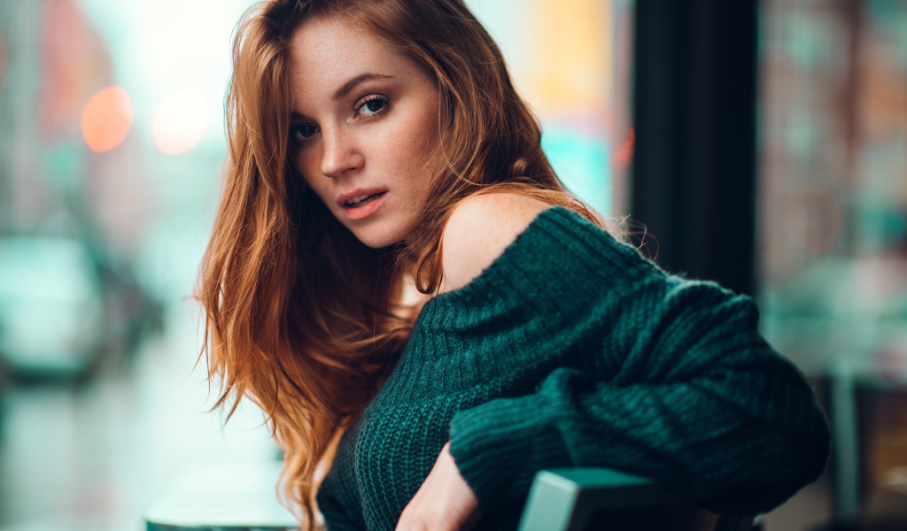 Красивая рыжеволосая девушка в свитере
