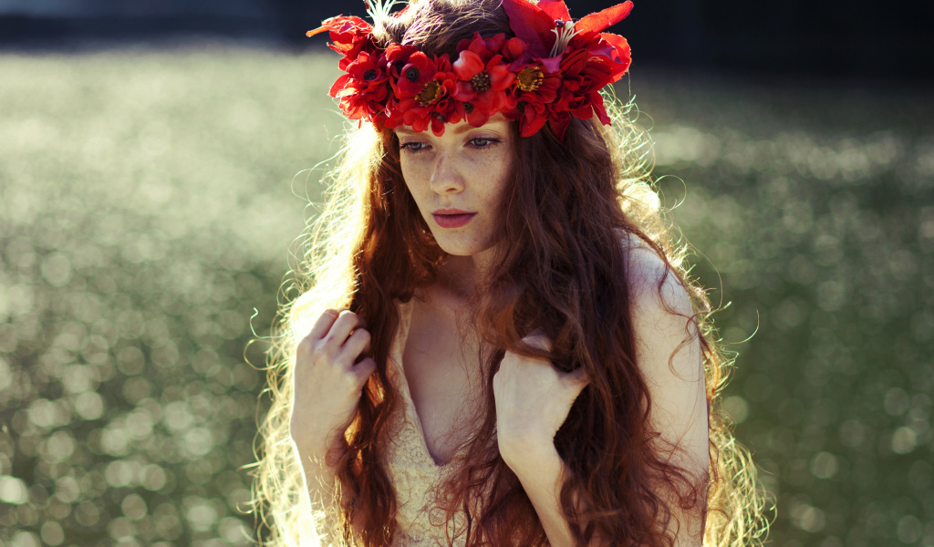 Красивая рыжеволосая девушка с венком на голове