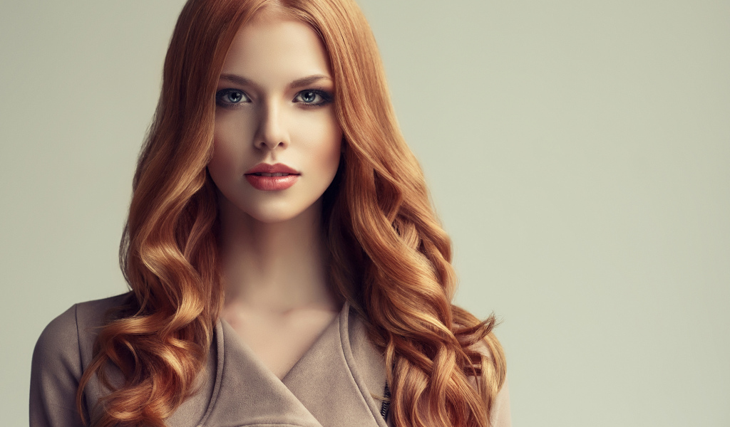 Красивая рыжеволосая девушка с голубыми глазами