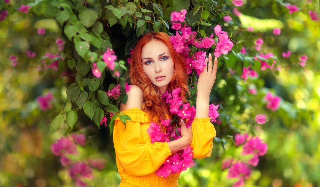 Красивая рыжеволосая девушка с розовыми цветами