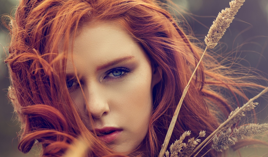 Красивая рыжеволосая девушки с колосками 