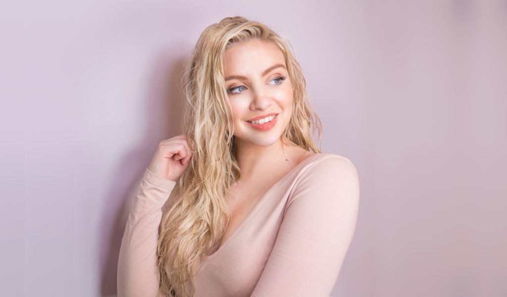 Красивая улыбающаяся девушка блондинка