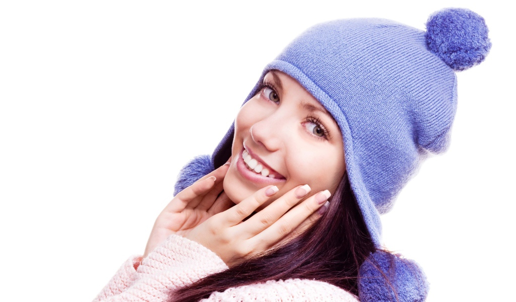 Красивая улыбающаяся девушка в фиолетовой шапке