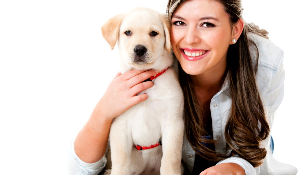 Красивая улыбающаяся девушка с щенком золотистого ретривера