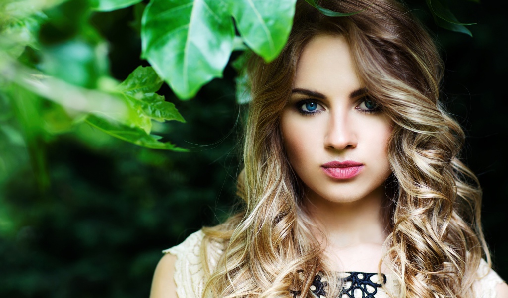 Красивая нежная голубоглазая девушка блондинка