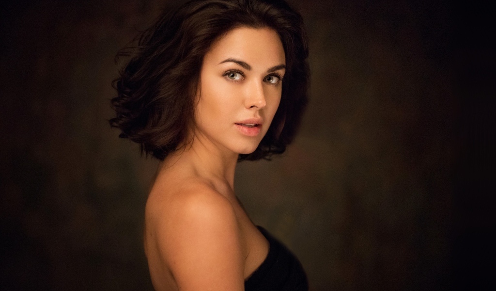 Красивая нежная девушка со стрижкой