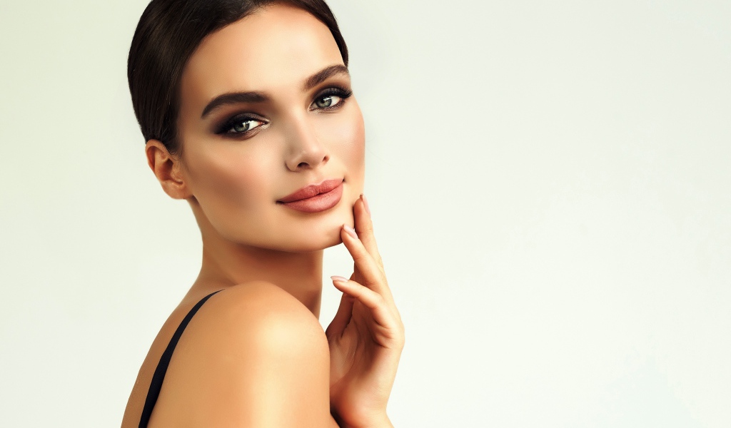 Красивая нежная девушка с голубыми глазами  