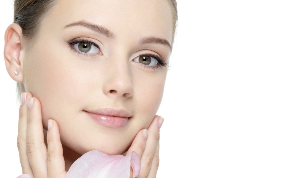 Красивая нежная настоящая девушка на белом фоне