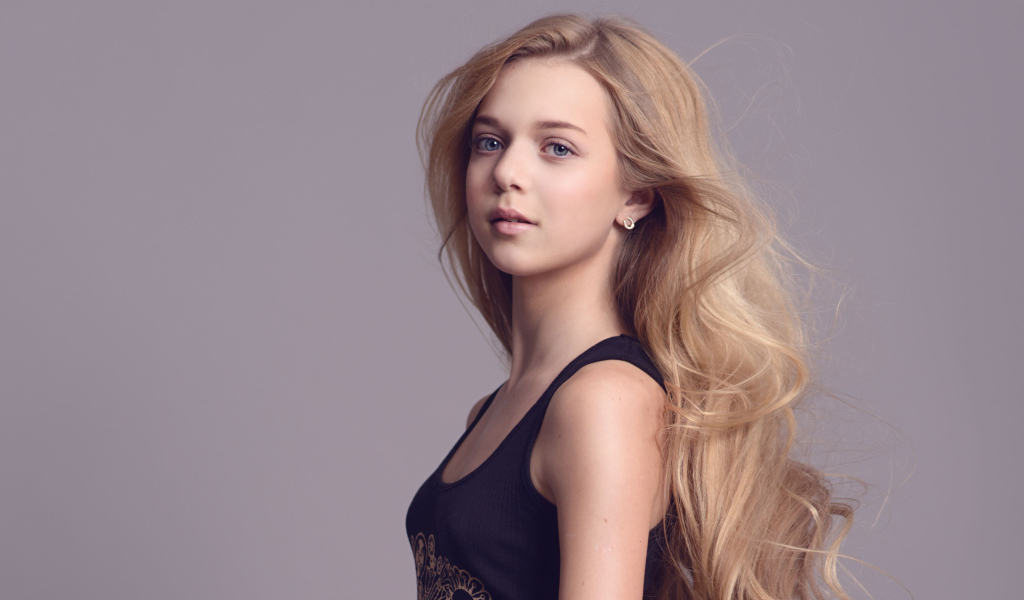 Красивая нежная молодая девушка блондинка с длинными волосами  