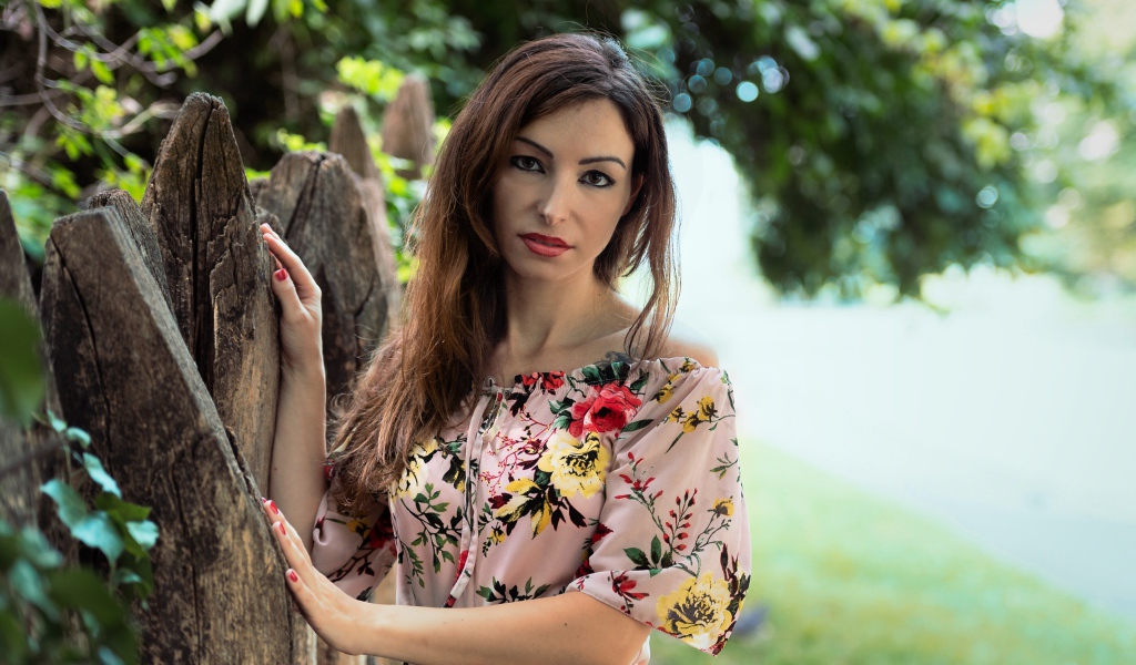 Красивая женщина в платье у сухого дерева