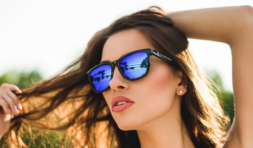 Красивая молодая шатенка в солнечных очках