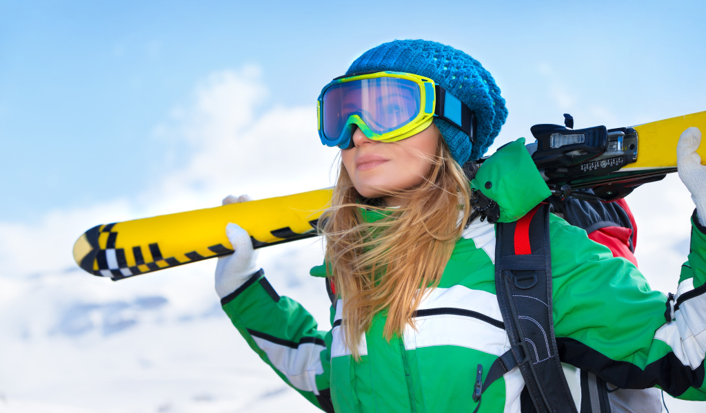 Красивая молодая девушка спортсменка сноубордистка