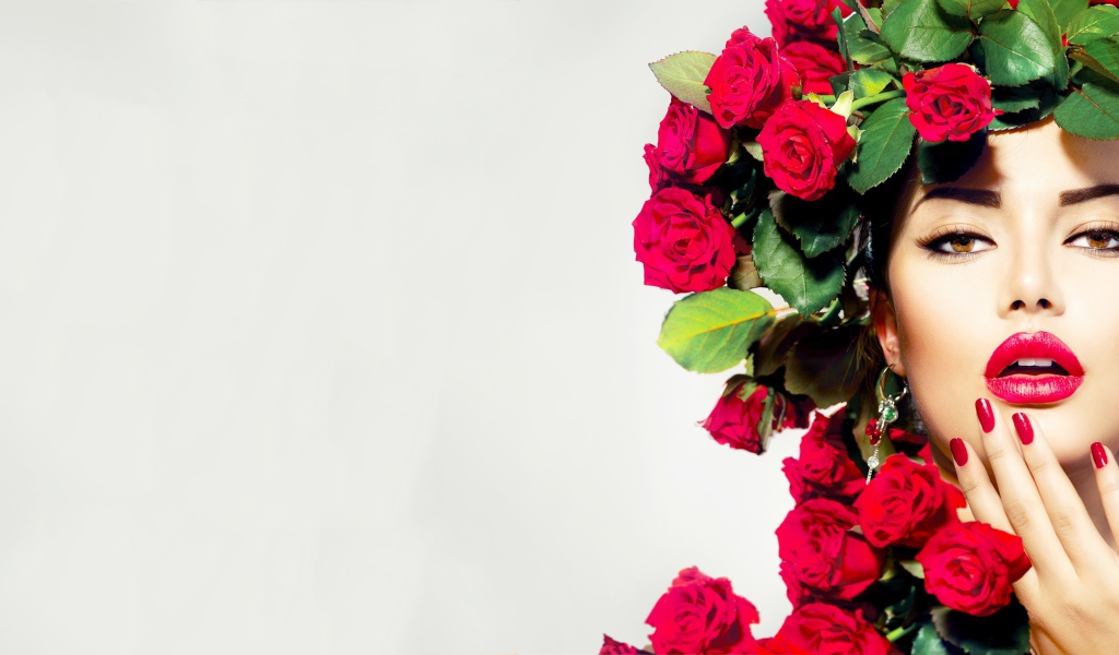Красивая молодая девушка с венком из красных роз на голове