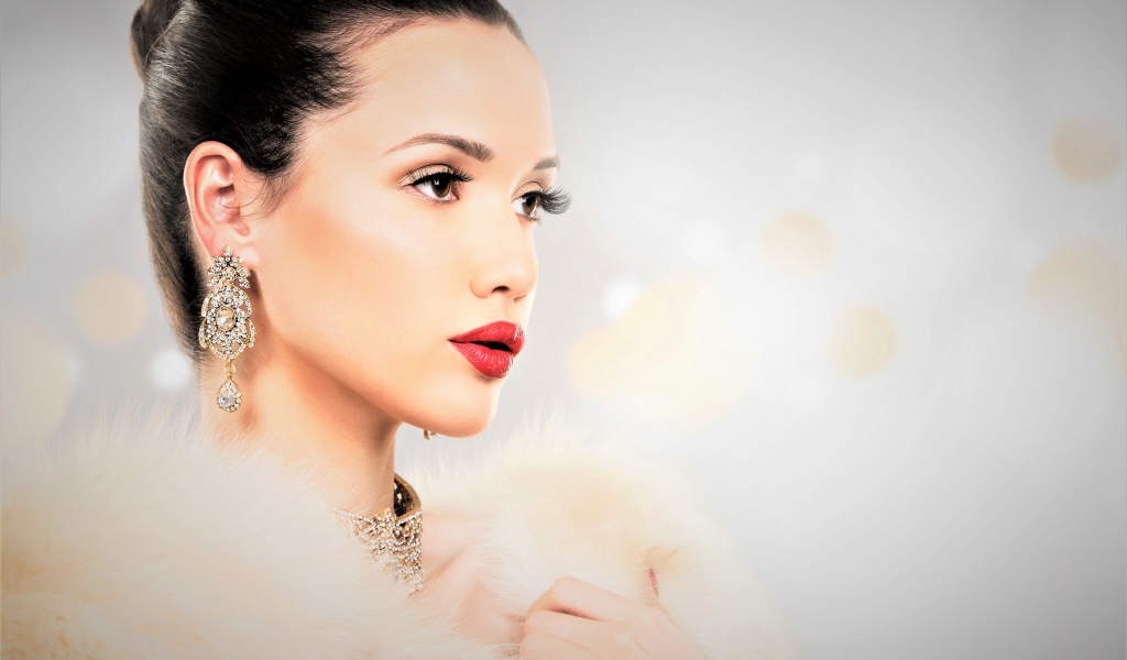 Красивая молодая девушка с красивыми украшениями и в шубе