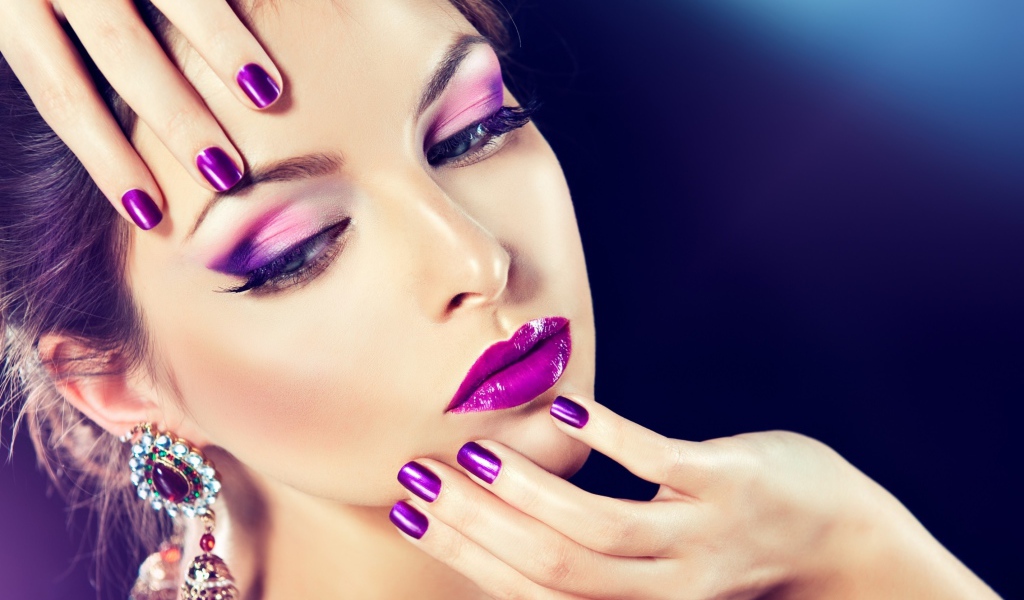 Красивая молодая девушка с фиолетовым макияжем