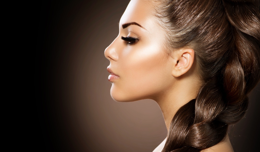 Красивая девушка шатенка с косой