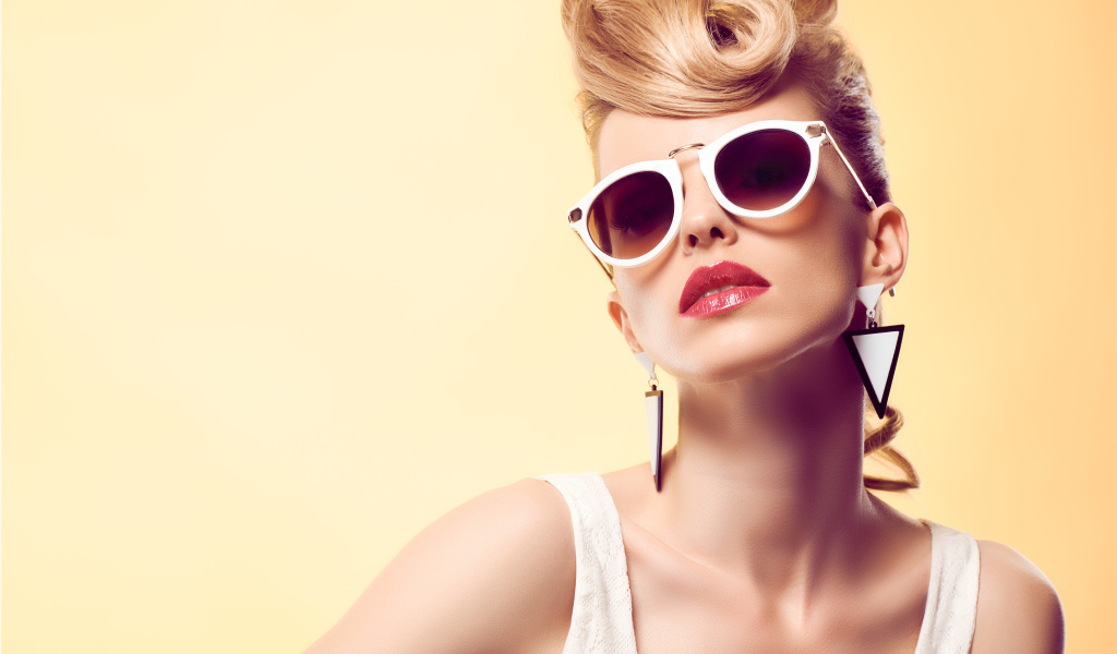 Блондинка со стильной прической в очках 