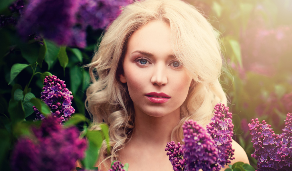 Голубоглазая блондинка в ветках сирени 