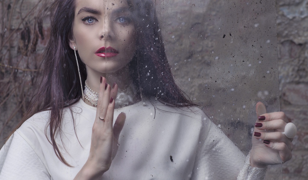 Голубоглазая брюнетка со стеклом в руках