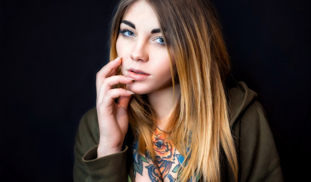 Голубоглазая девушка с татуировкой