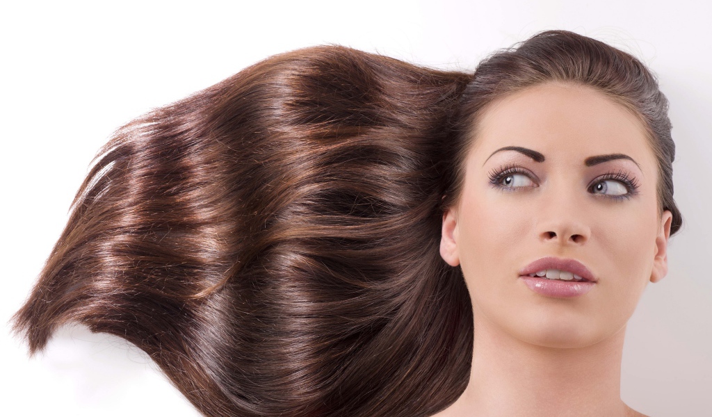 Голубоглазая длинноволосая шатенка на белом фоне