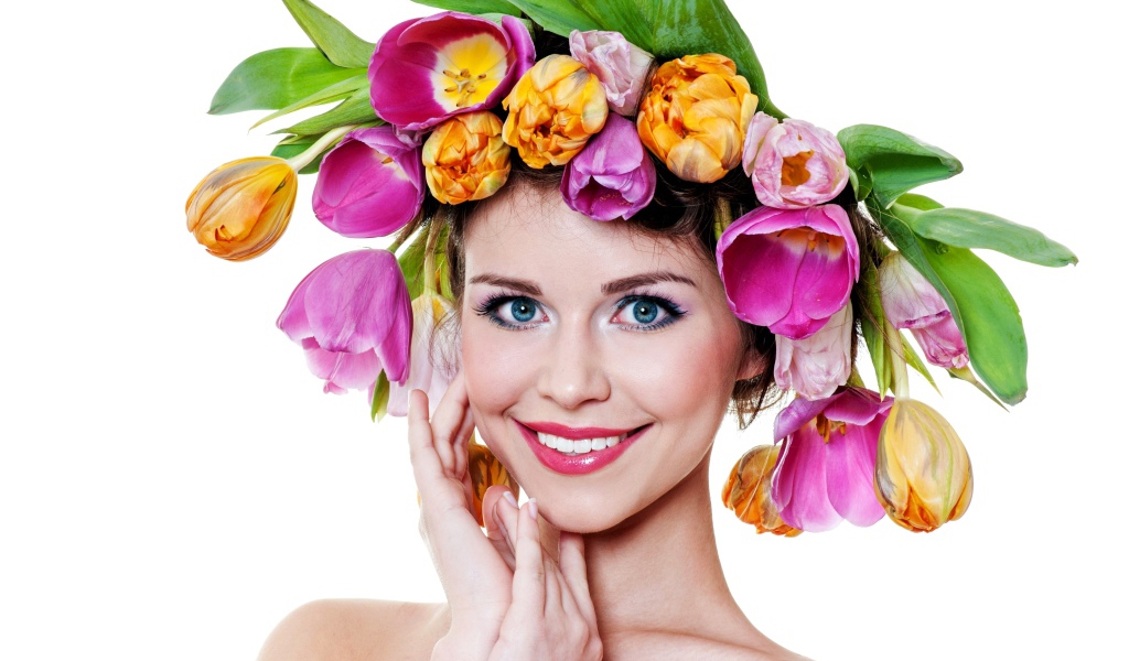Голубоглазая улыбающаяся девушка с венком из тюльпанов на голове
