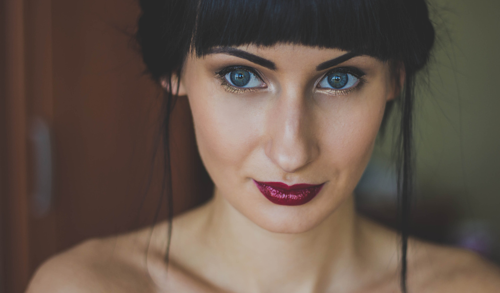 Яркая брюнетка с красными губами 