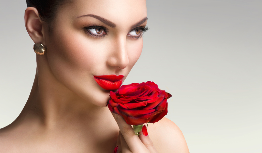 Яркая стильная девушка с красной розой в руке