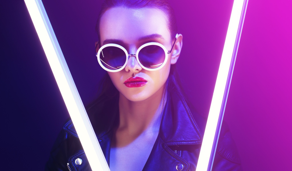 Брутальная девушка в очках в неоновом свете