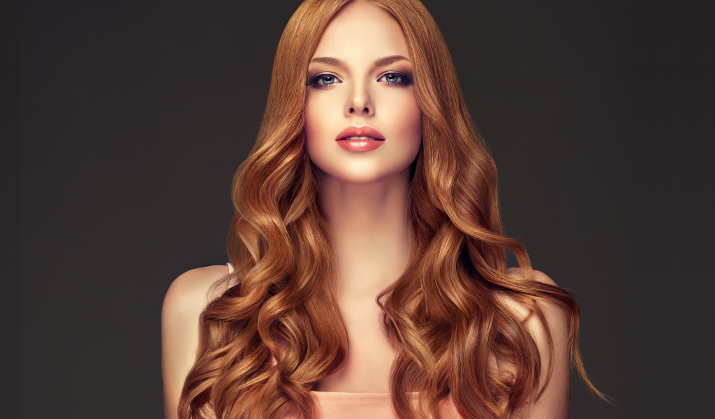 Очаровательная девушка с длинными волосами