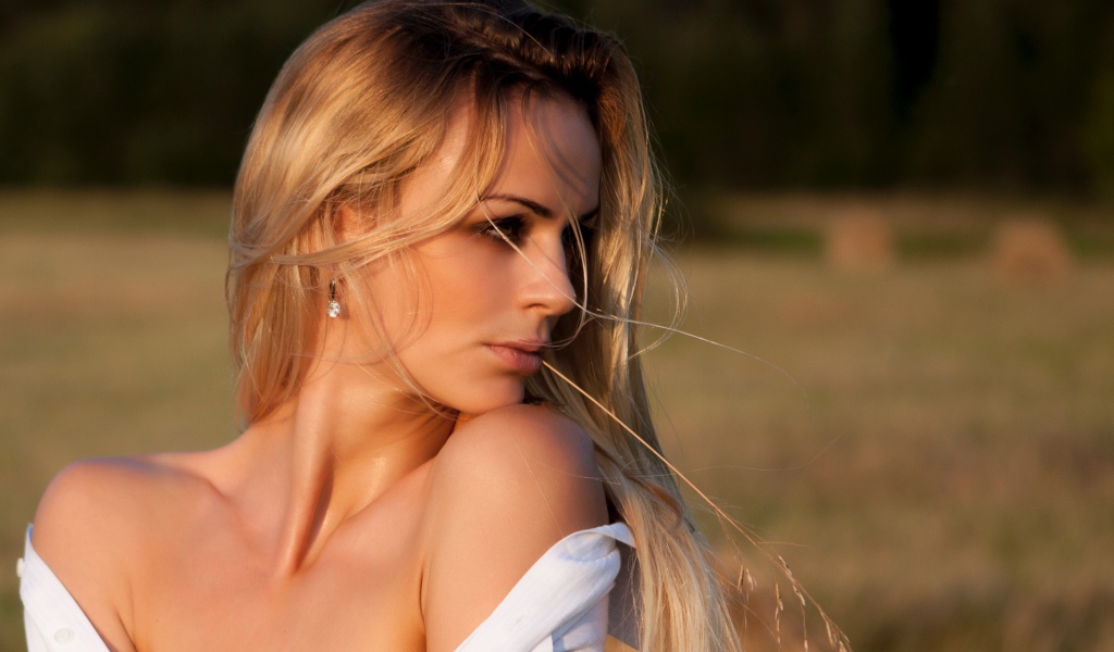 Нежная красивая девушка блондинка с колоском во рту