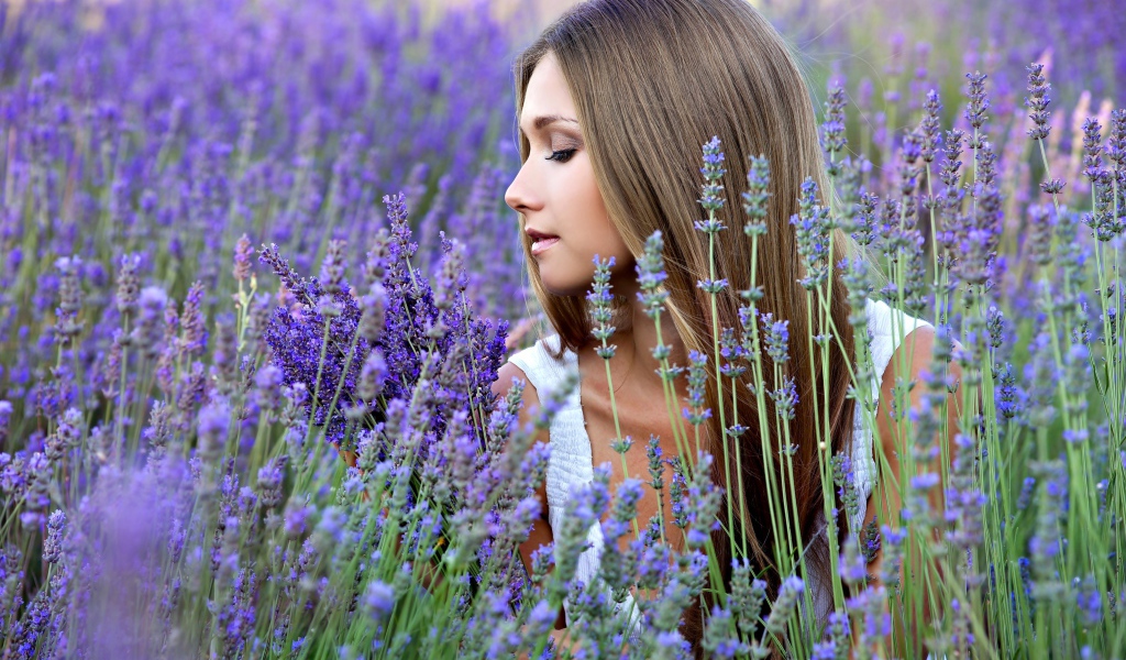 Нежная красивая девушка в цветах лаванды