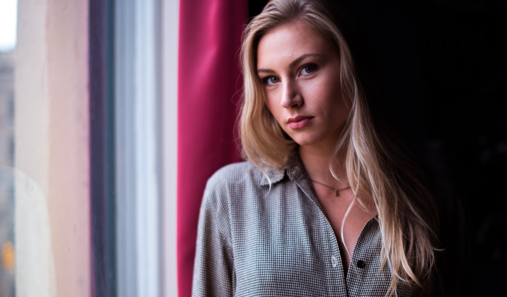 Нежная девушка блондинка у окна