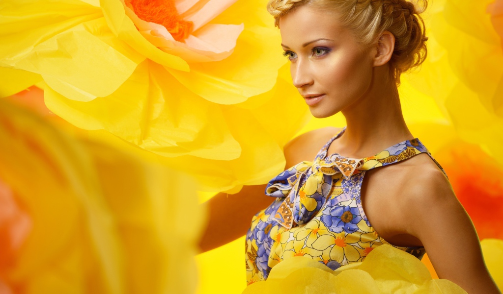 Нежная блондинка в сарафане на фоне цветов