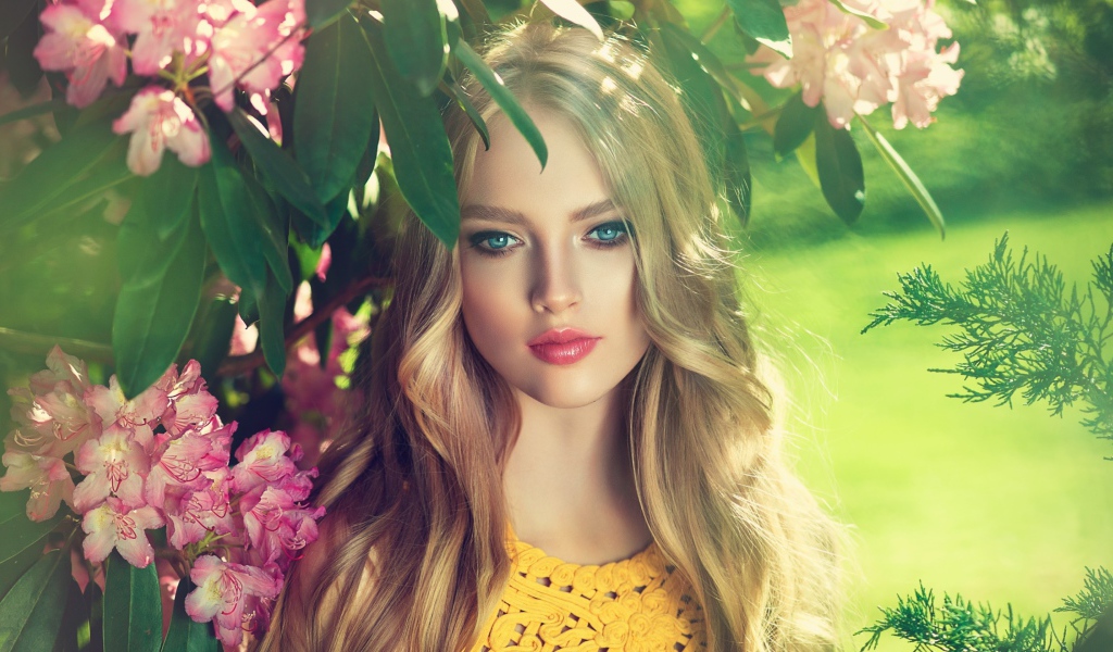 Нежная голубоглазая блондинка в розовых цветах 