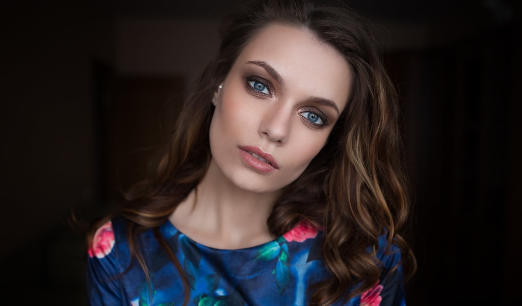 Нежная голубоглазая шатенка 