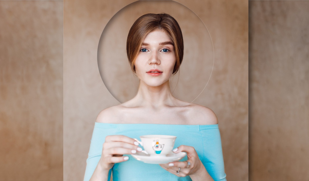 Нежная голубоглазая девушка с чашкой 