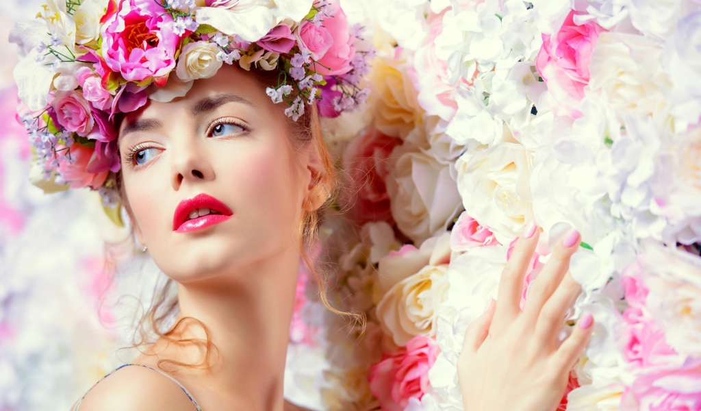 Нежная голубоглазая девушка с венком из цветов на голове