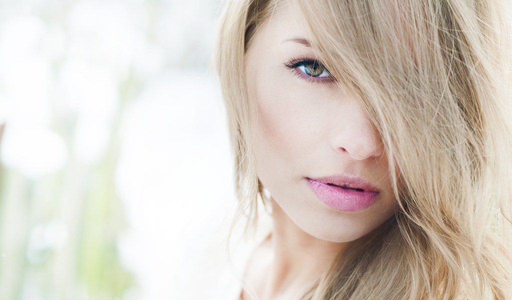 Нежная кареглазая девушка с длинными белыми волосами