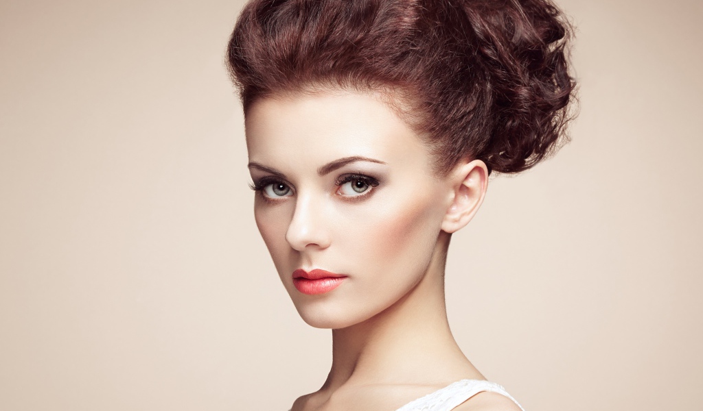 Нежная шатенка с красивой прической