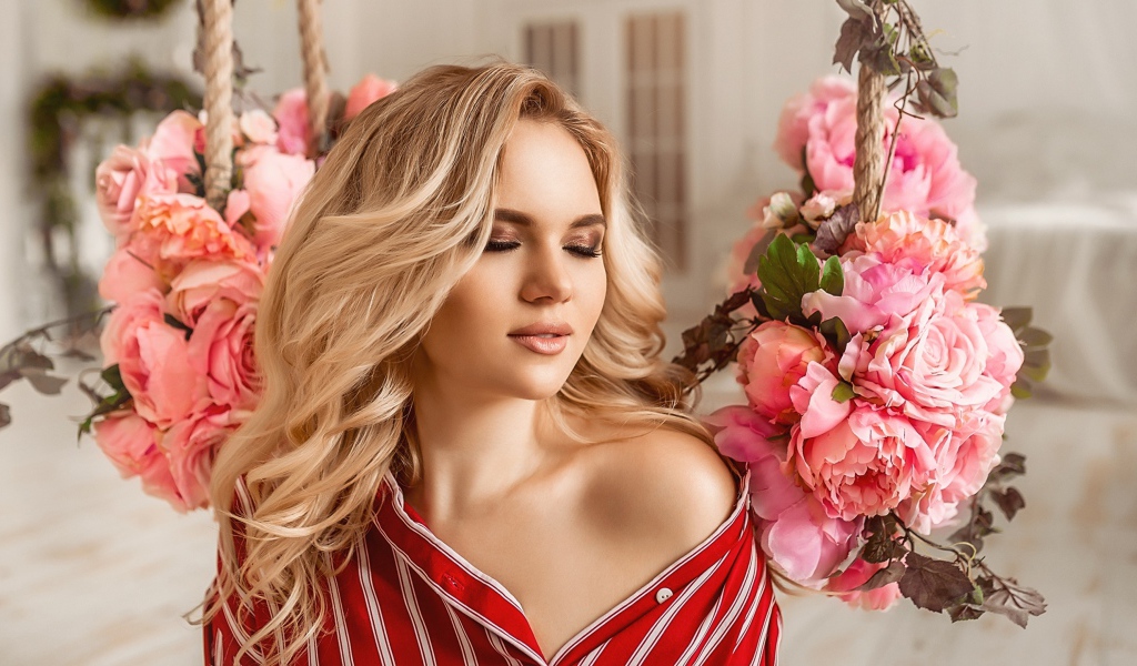 Мечтательная блондинка с цветами пиона 