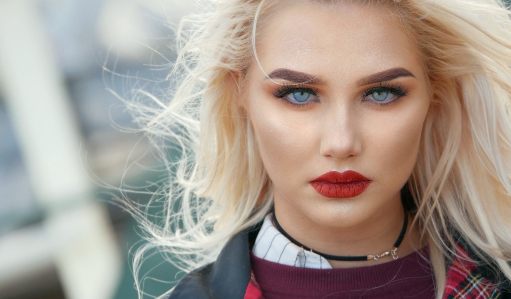 Эффектная голубоглазая блондинка с яркими красными губами